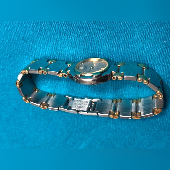 (933)Vintage Ladies Citizen CQ Two Tone Gold & Silver Quartz Watch…. - Picture 5 of 14